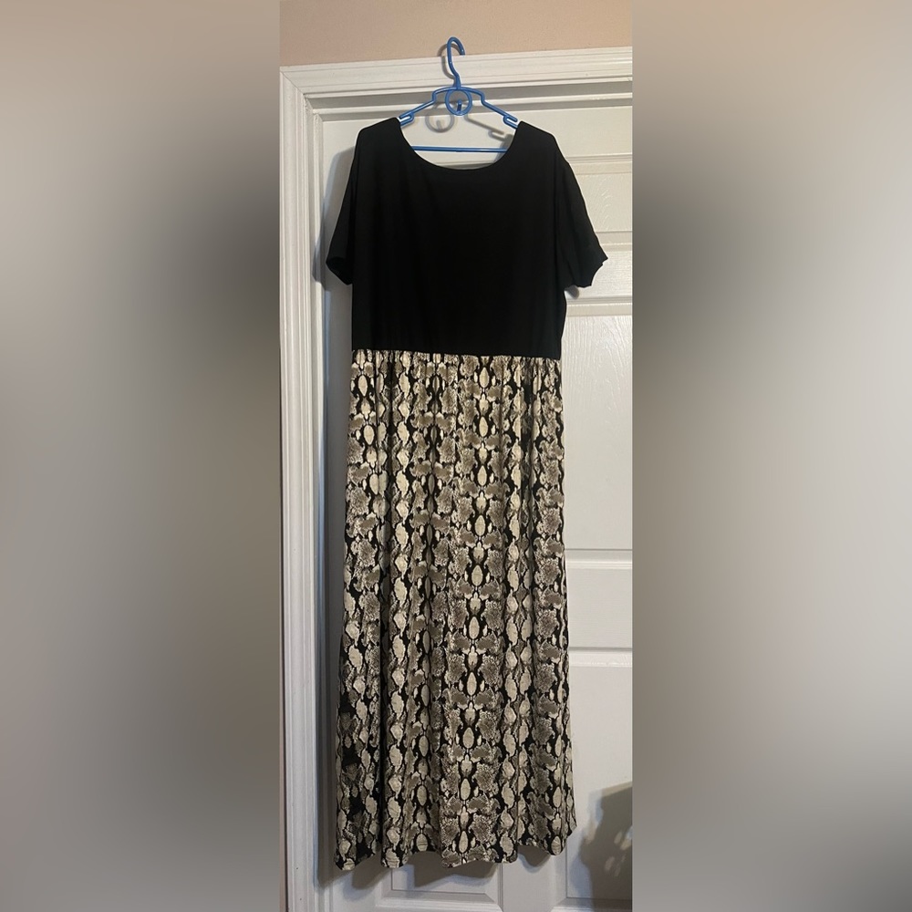 Plus Size Dress bought off Amazon.  Worn 1 time. Size 26.  Lots of stretch